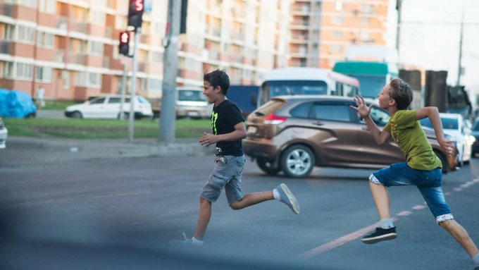 DECA SIPAJU HEMIJU U OČI, TURPIJAJU ZUBE! TikTok izazovi u kojima se maloletnici KOCKAJU SA ŽIVOTOM preplavili Srbiju